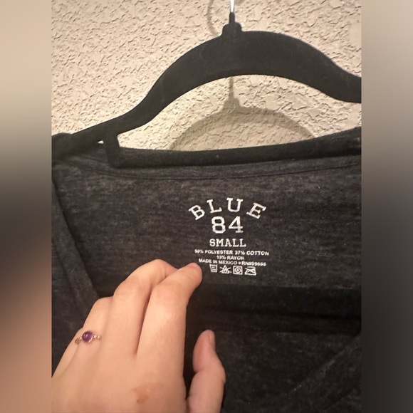 Sacramento California Graphic Tee V Neck Light Weight Form Fitting Size Small - Picture 3 of 6